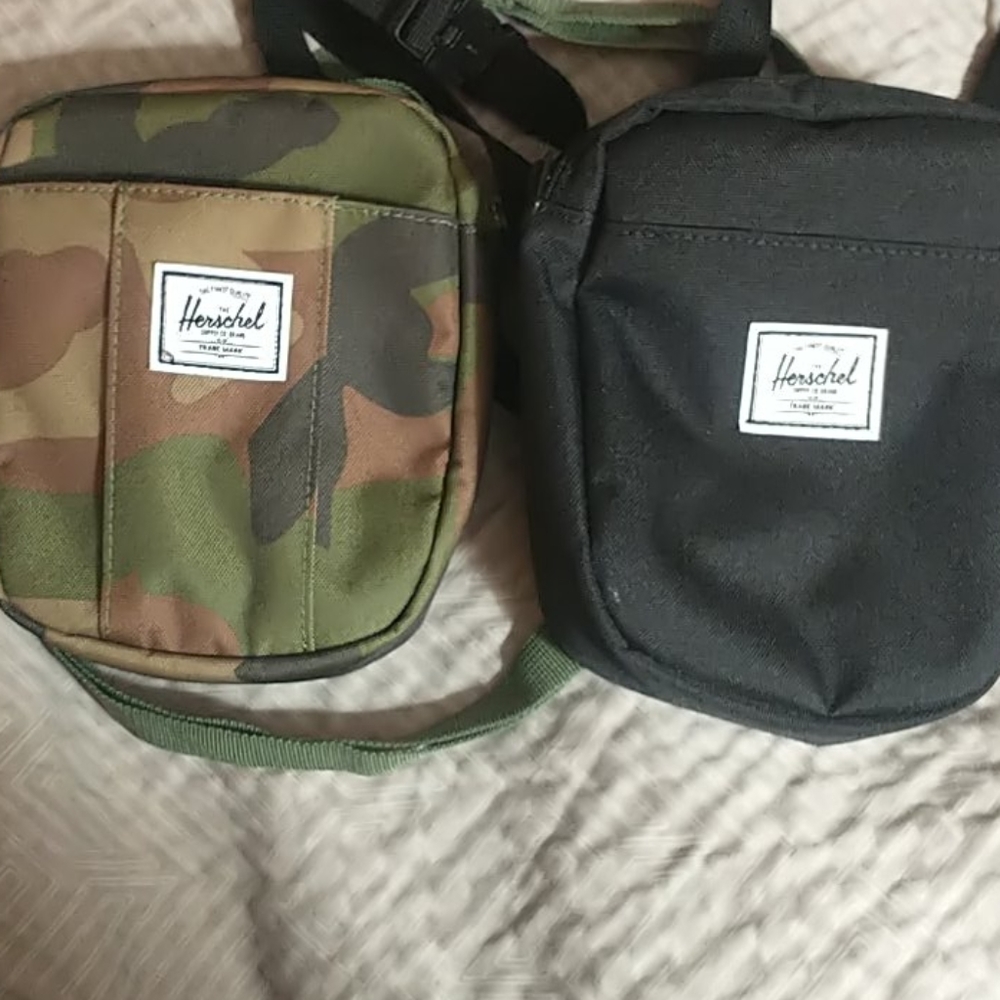 Herschel pouch